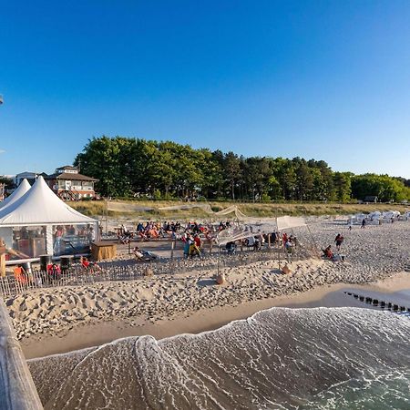 Kranichtanz An Der Seebruecke Zingst Esterno foto