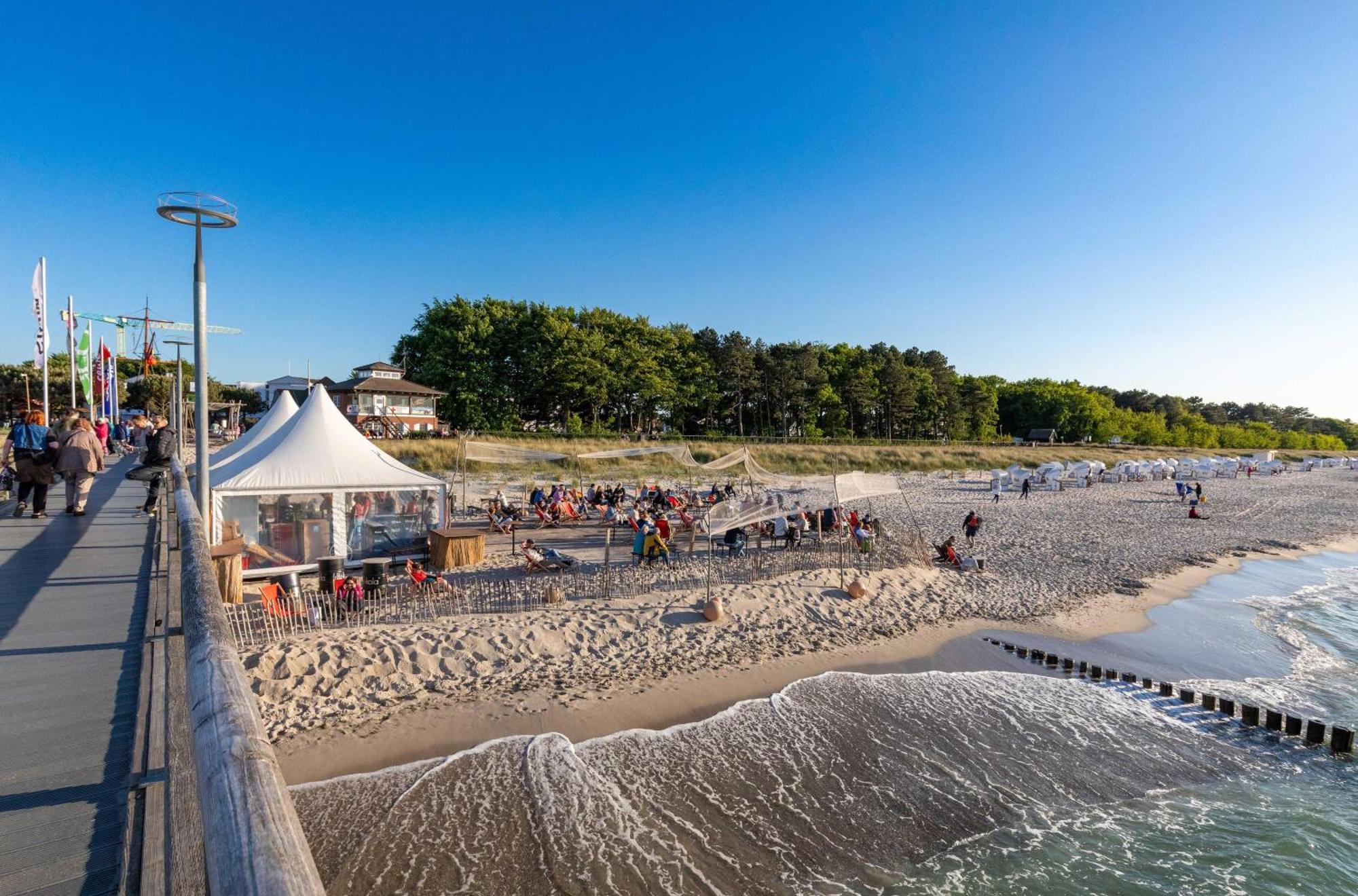 Kranichtanz An Der Seebruecke Zingst Esterno foto
