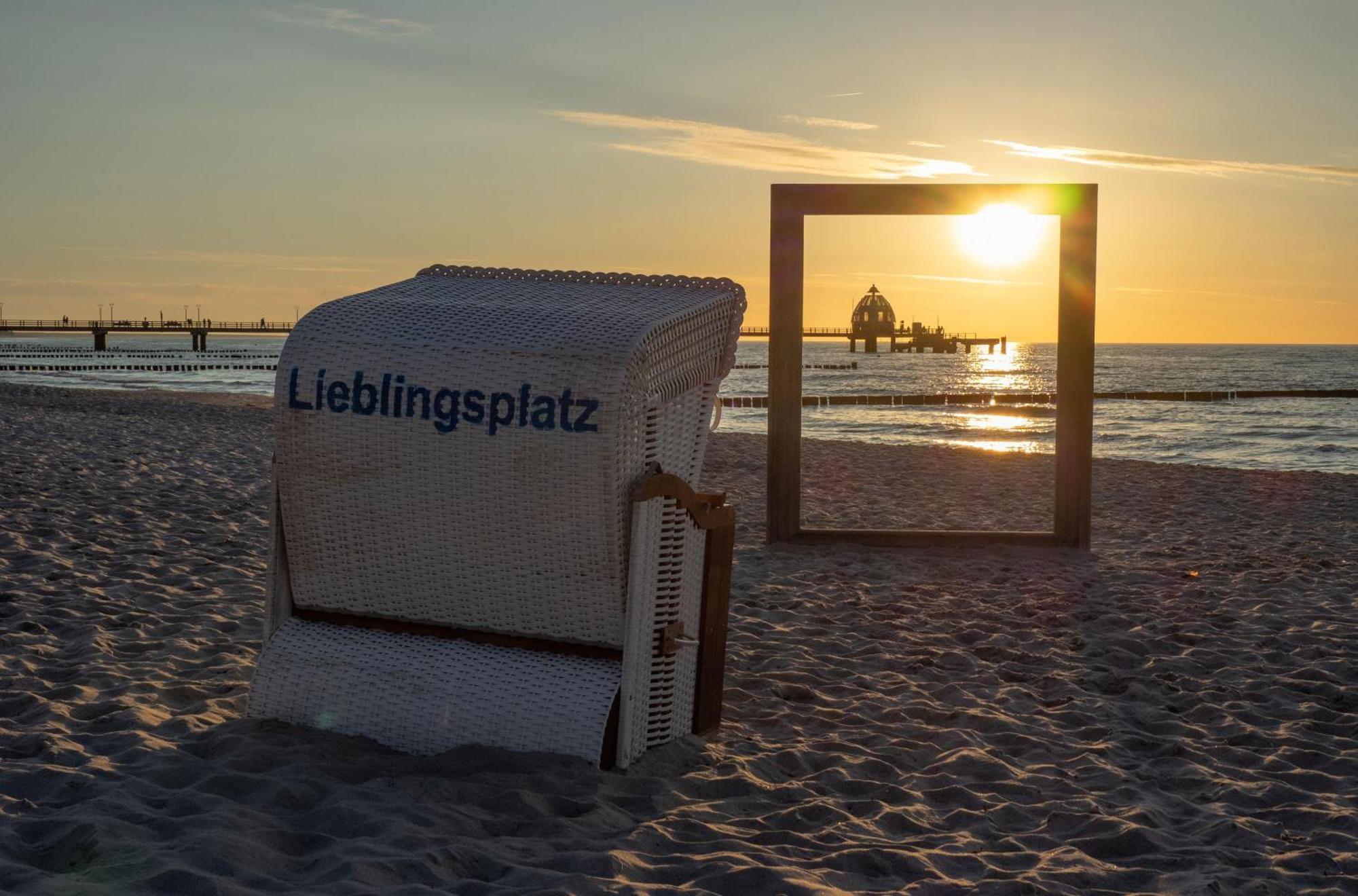 Kranichtanz An Der Seebruecke Zingst Esterno foto