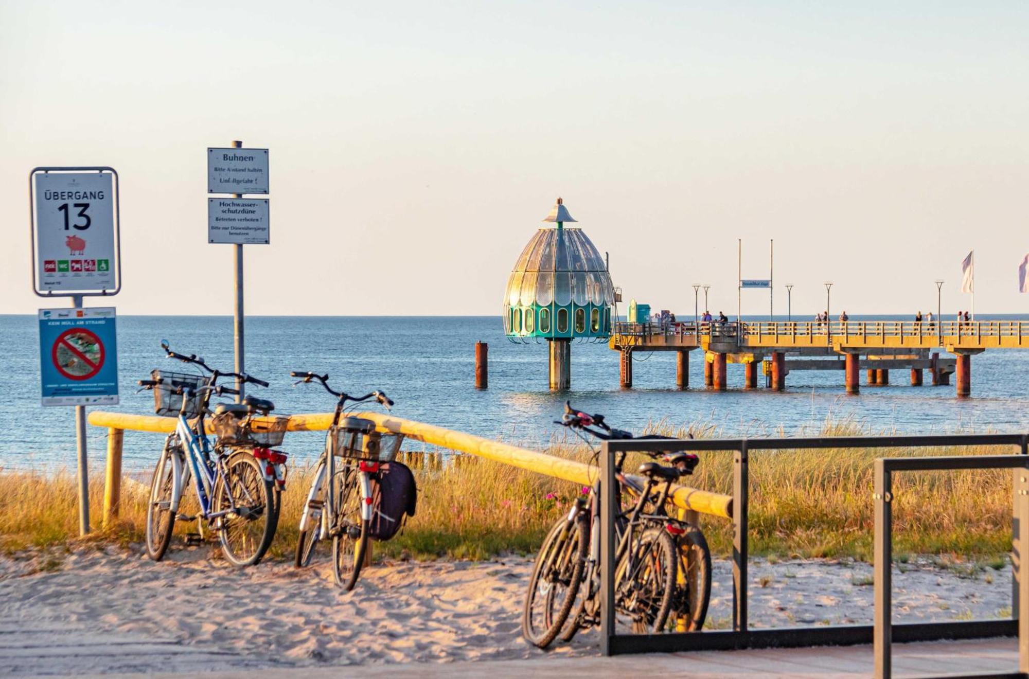 Kranichtanz An Der Seebruecke Zingst Esterno foto
