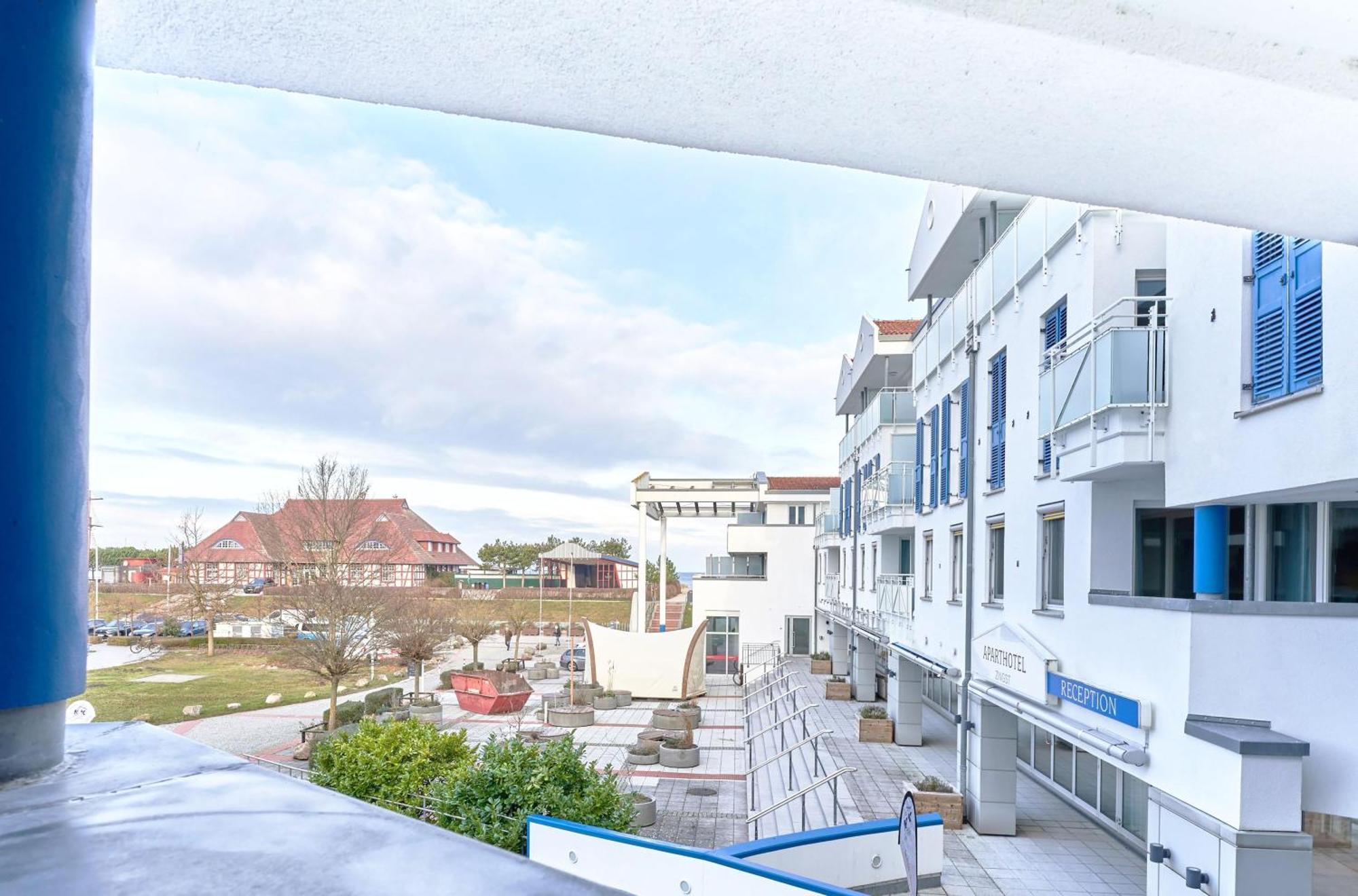 Kranichtanz An Der Seebruecke Zingst Esterno foto